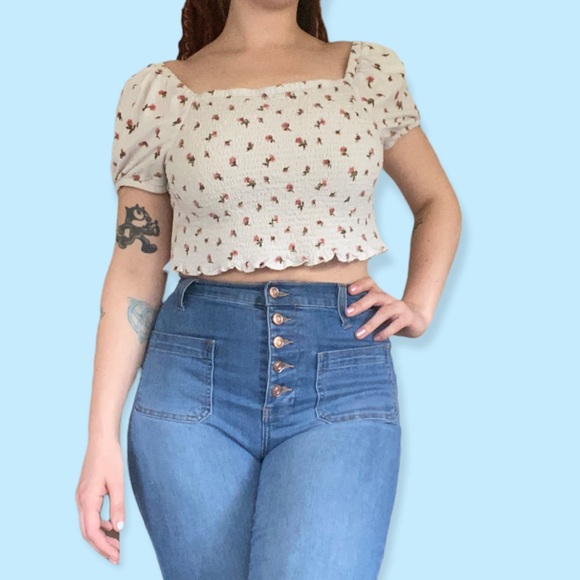 American Eagle Outfitters Tops - 3/$25 American Eagle smocked puff sleeve floral print crop top